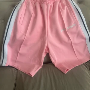 Rosa Palm Angels - Aldrig använda Palm Angels shorts, säljer de då de var för stora på mig. Storlek M.