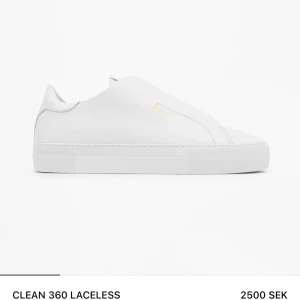 vita axel arigato skor - säljer mina fina Axel Arigato skor då dem inte kommer till användning, dem är helt nya endast använda max 7 ggr💘💘köpta för 2500kr