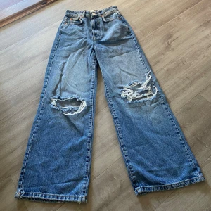 Jeans - Säljer dessa jätte fina jeansen med hål på knäna 