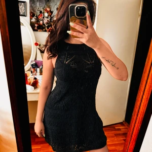 Svart spetsklänning - Säljer en superfin svart spetsklänning i storlek S. Den är ärmlös och har en tight passform som framhäver figuren. Klänningen har en öppen rygg och är perfekt för festliga tillfällen. Materialet är mjukt och bekvämt, och spetsdetaljerna ger en elegant touch. Perfekt för sommarens alla fester! 🌸