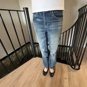 Blåa jeans från Zara - Detta är ett par blåa jeans från zara som är lite Baggy, jättesnygga men tyvärr försmå för mig, har haft dom i ungefär ett år!