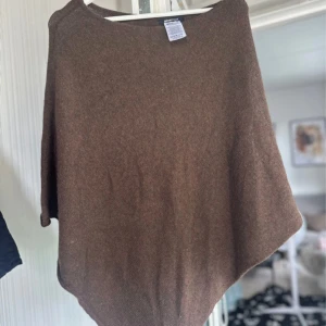Brun Poncho  - Från Gina Tricot. Längd ca 85