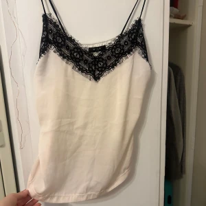 spets linne - Spets linne från Vila storlek XS. Jätte fint men kommer inte till användning. Skriv för mer information🩷