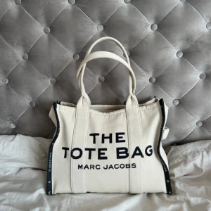 Marc jacobs tote bag size large - Säljer denna då jag vill köpa en annan väska! Jättefina väska, äkteskapsbevis medföljer och även alla lappar som fanns med vid köpet. 