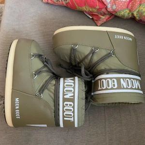 Moon boots  - Bara testade inomhus annars helt nya! Har original påsen kvar. Storlek 36-38