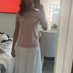 Spets tröja - Ljus rosa off shoulder tröja med spets! Använd 2 gånger innan, inga defekter. Ganska tunn tröja med skönt material🎀💗