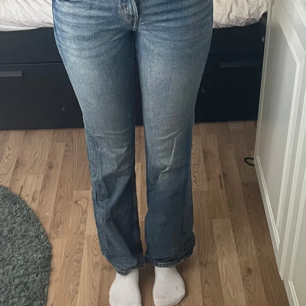 Fina jeans från hm. Det finns en vit fläck på de längst ner men inget som syns Jensen hade denna fläck när de köptes. Jag är 170 och dessa är lite för korta för mig.. Jeans & Byxor.