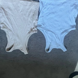 Två söta toppar - Nästan helt oanvända, jätte fina söta toppar/ linnen❣️