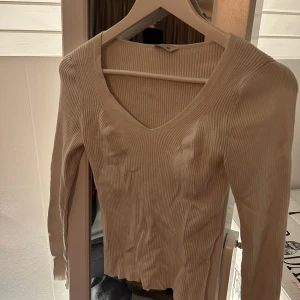 Långärmad - Mjukt och stretchigt material. Inte genomskinligt 