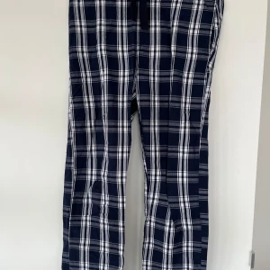 Pyjamasbyxor - Rutiga pyjamasbyxor från ellos, blivit för små för mig. Passar XXS/XS