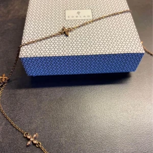 Halsband från Edblad  - Stilrent, klassiskt halsband från Edblad i rosé. Endast använt ett par gånger så i mycket gott skick.