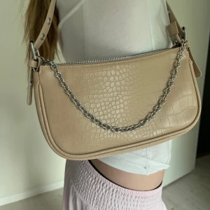 Snygg beige väska - Super snygg väska från hm. Nytt skick, använd 1 gång. Original pris 100 kr.