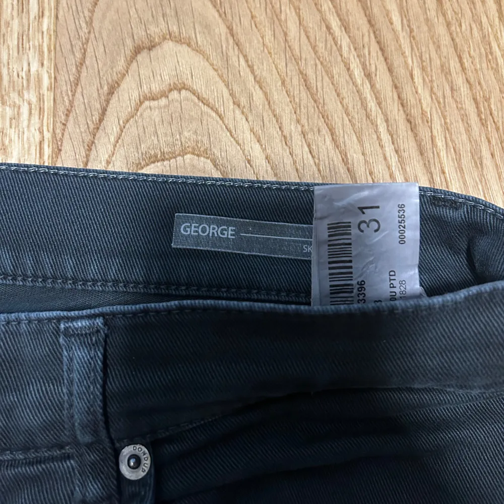 Ett par feta dondup jeans! jeansen har inga defekter, skicket är 10/10. Mått: W31, benlängd 93cm, innerbenslängd: 63cm. Hör av er vid minsta fundering!💫. Jeans & Byxor.