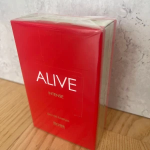 Parfym Alive Hugo Boss  - Parfymen Alive från Hugo Boss 50ml. Eau De Parfum. Förpackningen är oöppnad. Nypris är 1425kr men jag säljer för 950kr.