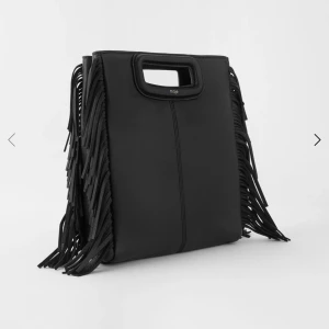 Maje väska  - Nu säljer jag min så fina maje väska!! 😍 Väskan är andvänd sparsamt, och är i fint skick. Perfekt väska att ha till skolan! Tveka inte på att höra av dig vid frågor eller mer bilder. Nypris 2500 kr. Priset är diskuterbart då jag vill bli av med den. 