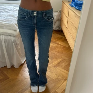 Lågmidjade jeans - Säljer dom här supersnygga lågmidjade jeansen från Gina tricot som aldrig har kommit till användning🩷dom sitter supersnyggt på och det är bara att höra av dig vid frågor och funderingar!!