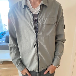 C.p Company Overshirt - Säljer nu min feta CP company Overshirt i strlk L. Den är i väldigt fint skick. tveka inte på höra av dig om du har några frågor eller tankar me pris