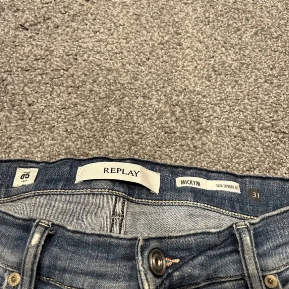 SLIM/SKINNY JEANS Jeans jag säljer då jag inte använder. Hål i knät annars dunder skick, dom passar inte mig. Nypris: 1500~ . Jeans & Byxor.