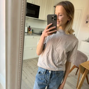 Finstickad beige topp från HM - superfin höst-topp från HM. Väldigt fint skick och inga fläckar.