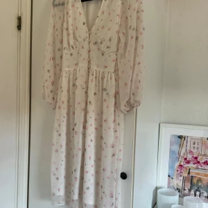 Klänning från Vero Moda  - Blommig klänning från Vero Moda. Aldrig använd. Storlek M.