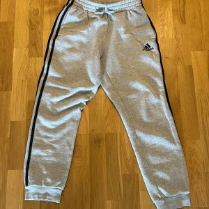 Adidas sweatpants  - Hitta dessa snygga Adidas byxor i min garderob. Con 10/10 väldigt fräscha 