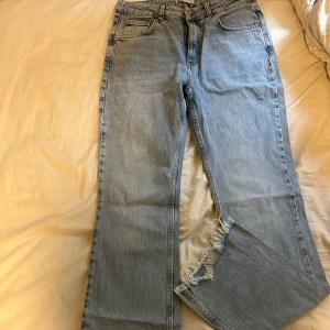 Ljusa jeans med slitna detaljer - Säljer ett par ljusa jeans från Gina Tricot i storlek 40. De har en sliten detalj vid benen. Använda fåtals gånger. Långa och passar mig perfekt som är 174cm, men passar även längre om man inte gillar att dom ligger lite på fötterna. 