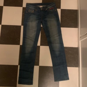 True Religon Jeans  - Trueys med väldigt unikt tryck på baksidan. Väldigt snygg slim fit! Pris kan diskuteras 💯💯