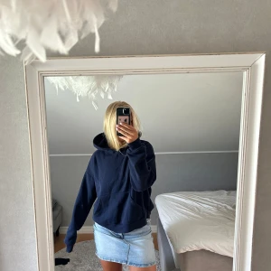 Blå hoodie - En blå hoodie som är använd fåtal gånger, väldigt skön och snygg🤩