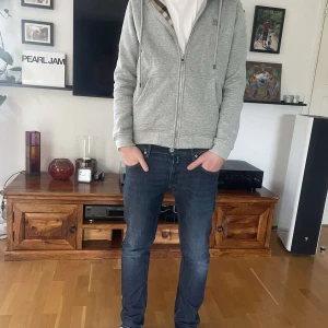 Burberry zip grå  - Tja säljer nu min burberry zip pågrund av att jag inte använder den De är i storlek S passar även xs Killen på bilden är 175 väger 64  Pris kan diskuteras vid snabb affär