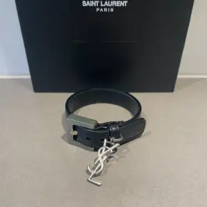 ‼️VI TAR EJ BYTEN‼️ Saint Laurent (YSL) armband | Skick: 8,5/10 | ONE SIZE | Påse & kort ingår | Fraktar inom 24H efter köp, på köparens bekostnad 📦 | Hör av dig vid minsta fråga eller fundering 💭