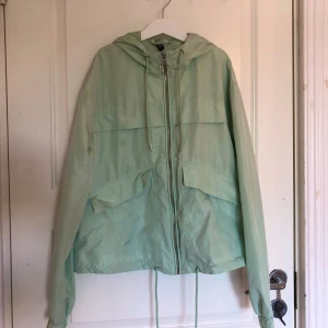 Pastell jacka - Jättefin oanvänd pastell/mintgrön jacka i storlek XS-S. Bilderna gör inte färgen rättvisa tyvärr, men den är sjukt fin♡