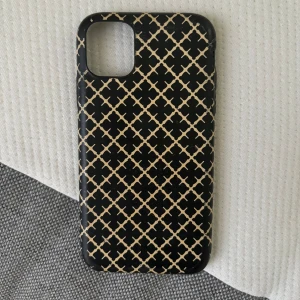 By malene birger mobilskal  - säljer detta supersnygga mobilskal för iPhone 11 då ja skaffat ny telefon, lite slitage men fortfarande som nytt, tryck gärna på köp nu 