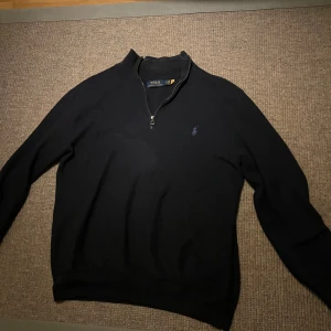 Marinblå stickad Half zip Ralph Lauren - Tja! Säljer en tvärfet stickad Half-zip tröja från Ralph Lauren. Skick 10/10. Inte använd många gånger så iprincip nyskick 🍾 Hör av er vid frågor å funderingar 👍