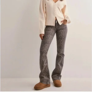 Nelly leopardmönstrade jeans - Snygga jeans med leopardmönster och bootcut-stil. De har en låg midja och är perfekta för att ge en trendig touch till din outfit. De är i storlek 36 och passar någon mellan xs-s🤩💖🥂😋