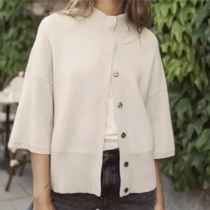 Beige kofta från Soft Goat - Säljer en stilren beige kofta från Soft Goat. Koftan har trekvartsärmar och knappar framtill. Perfekt för en avslappnad och elegant look. En liten lös knapp men går lätt att sy på 