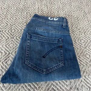 Dondup jeans George  - Dondup jeans George! Trendigaste jeansen på marknaden. Skick=10/10 Ny pris=4000kr säljs för=999kr Vid minsta fråga eller fundering är det bara att höra av sig🙌😄