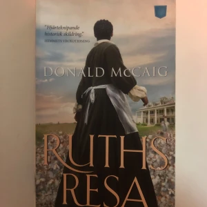 Ruths resa - Boken 'Ruths resa' av Donald McCaig är en historisk skildring med en hjärteknipande berättelse. Omslaget visar en kvinna i historisk klädsel framför ett stort hus och en bomullsfält, vilket ger en känsla av tid och plats.