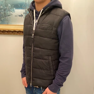 John Henric väst - Perfekt väst inför vår/sommar säsong | Skick: 8/10 | Storlek: S | Modellen är 178cm lång och väger 69kg | Nypris 1300kr, vårat 449kr | Fråga vid fundering 💭 