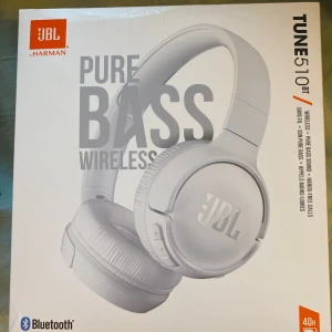 Hörlurar jbl - Vita JBL pure bass wireless hörlurar med tune 510BT! De är i nyskick använda fåååtal gånger! Säljer dem då de inte kommer till användning. Låda och laddare ingår! Pris är förhandlingsbart vid snabb affär. Bara att skriva vid funderingar!💗