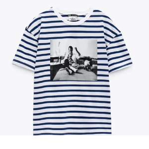Randig t-shirt med tryck - Randig t-shirt från Zara i blått och vitt med ett svartvitt fototryck på framsidan. Den har korta ärmar och en rund halsringning. Slutsåld på hemsidan 