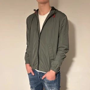 Grön windbreaker från Zadig&Voltaire (Helt Ny) - Säljer nu denna riktigt feta gröna windbreakern från Zadig&Voltaire | Helt ny med taggs och allt | Storlek XS sitter som S |  Retail 4000 | Perfekt nu till våren som kommer 🤩| Kom vid intressen! 