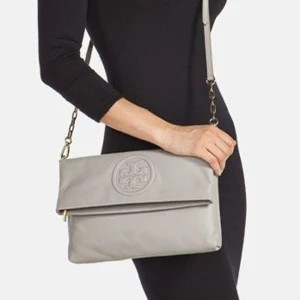 Grå axelväska från Tory Burch - Tory Burch bombe foldover crossbody grey       Dustbag medföljer En liten fläck på baksidan som syns på bild