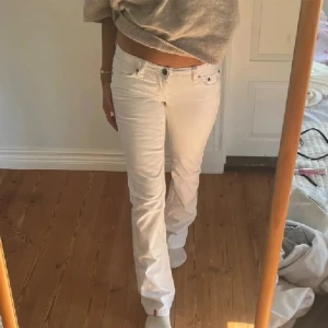 Vita jeansbyxor - Snygga vita jeansbyxor med låg midja och klassisk femficksdesign. Byxorna har en boot cut passform och är perfekta för en stilren look. De är tillverkade i ett bekvämt material som ger en skön känsla hela dagen.