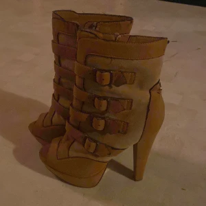 Klackar - Brun-beige klackar men typ en decimeter hög klack