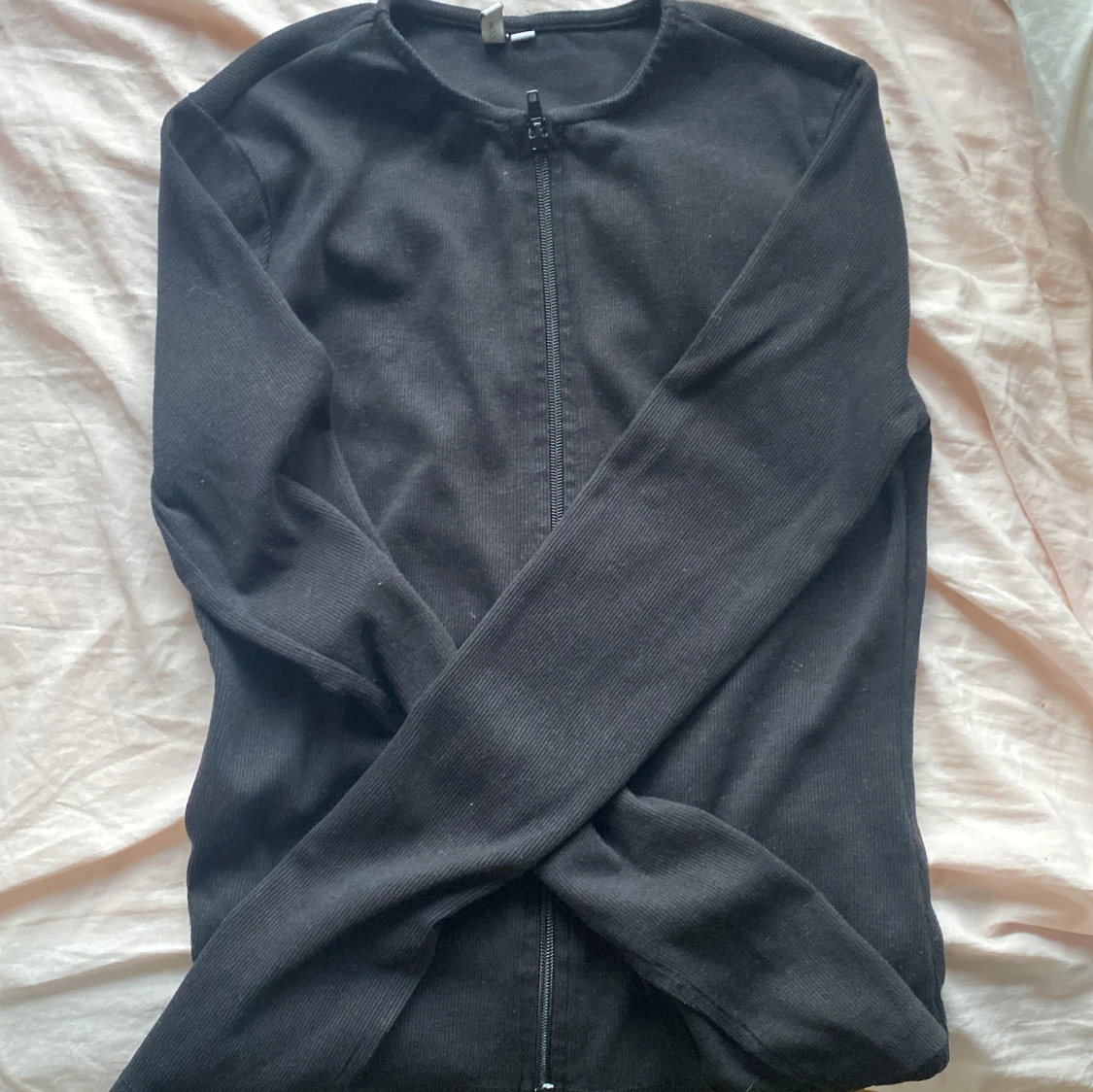 Svart ribbad kofta från Trend