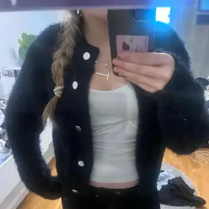 Säljer min svarta kofta med lite glitter i. Säljs då den inte kommer till användning❤️ Mycket fint skick 