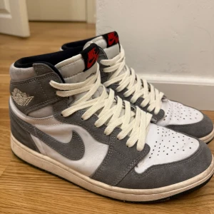 Nike Air Jordans 1 - Snygga Nike Air Jordan 1 high washed black. Skorna har klassisk snörning och en hög siluett med den ikoniska Nike-loggan på sidan. Perfekta för dig som vill ha sköna men ändå feta sneakers för vardagen. Nypris:3000kr. Skriv ifall du har några funderingar!