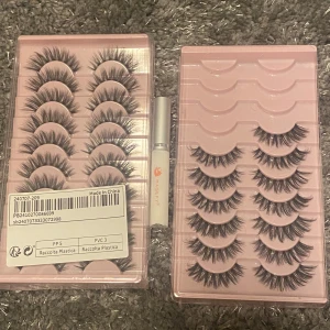 Set med lösögonfransar och lim - Ett set med flera par lösögonfransar, för att skapa dramatiska eller naturliga looks. Inkluderar ett vitt lim för enkel applicering. Perfekt för att framhäva ögonen vid speciella tillfällen.