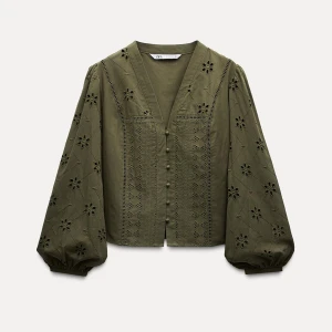 Grön zara blus  - Helt oanvänd zara blus. Med prislappen kvar. Slutsåld på hemsidan. Köpt för 200kr