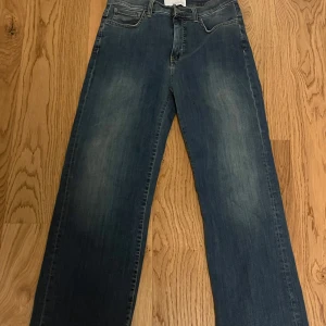Mörkblå designers remix jeans - Ett par mörkblåa designers remix jeans. Har bara använts en gång och är i extremt bra skick.          Orginal pris:1299kr.         Är väldigt skönt material.
